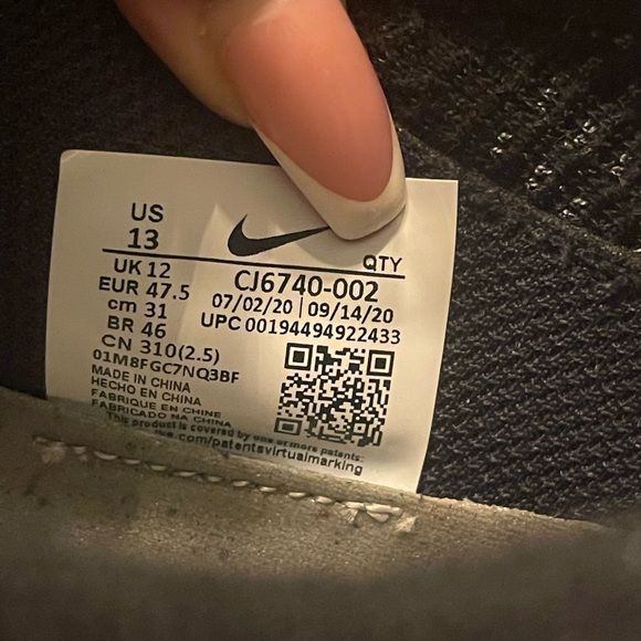 Men’s Fly Knit Nike Sneakers in black/gray - Picture 7 of 7